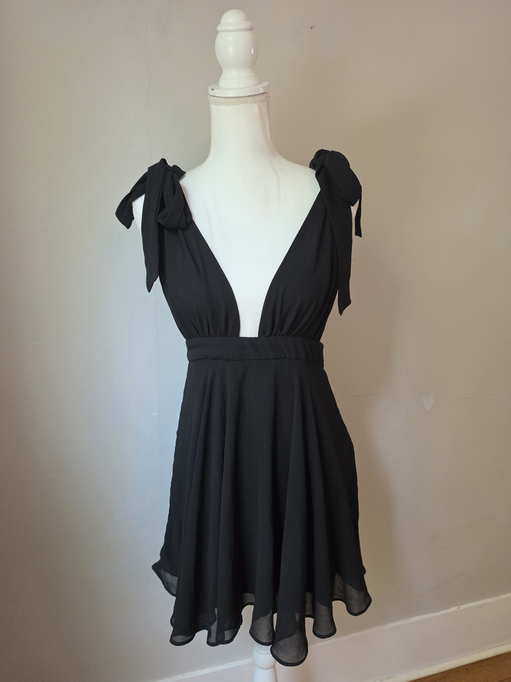 Forever 21 Black Tie Shoulder Flowy Mini Dress